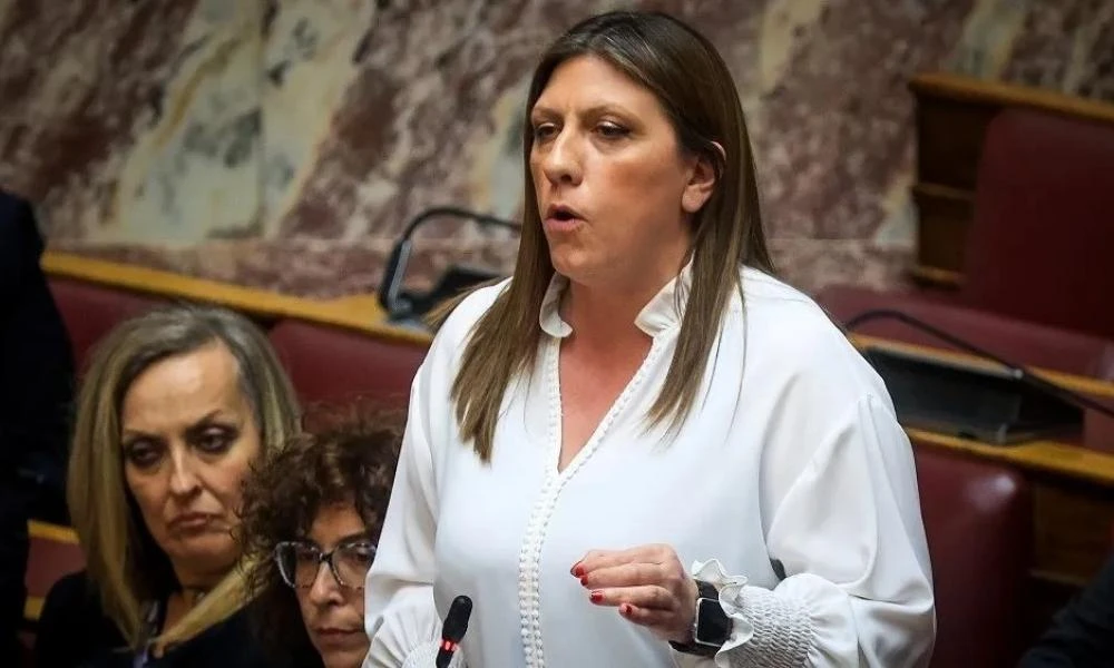 Ευτράπελο με την Κωνσταντοπούλου: Aρνήθηκε να δώσει το χέρι της στον εκπρόσωπο της κυβέρνησης στην παρέλαση στη Λάρισα
